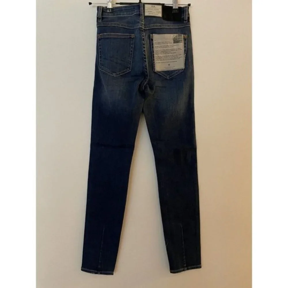 NWT Neuw Mid Rise Skinny Berlin Blue Jean Women’s Size 25” Faded Slight Distress